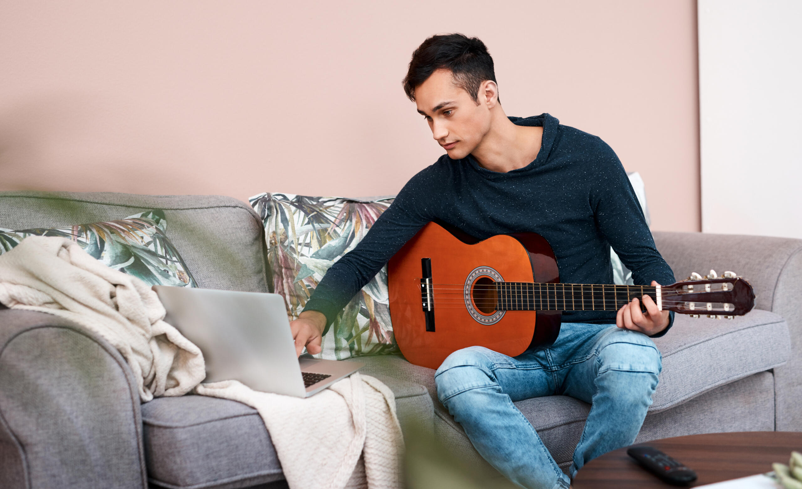 Memainkan chord lagu Duka Last child akan lebih mudah ketika melihat video tutorial