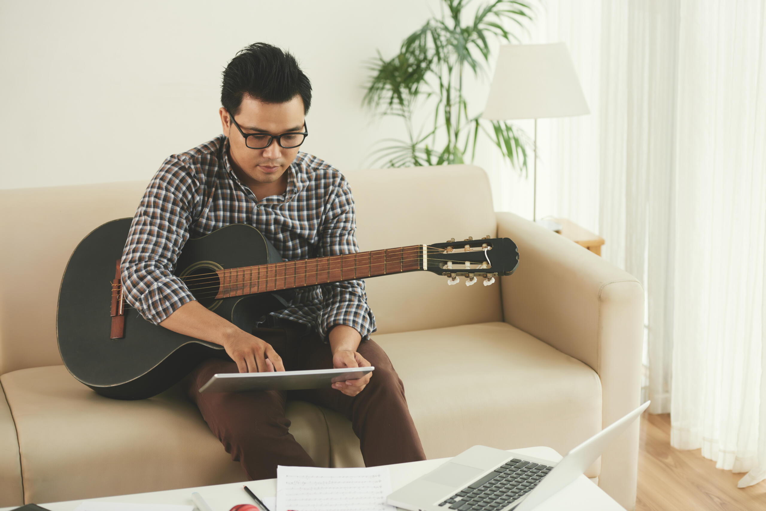 Memainkan chord musik tahun 2000an akan terasa lebih mudah saat Anda terus berlatih