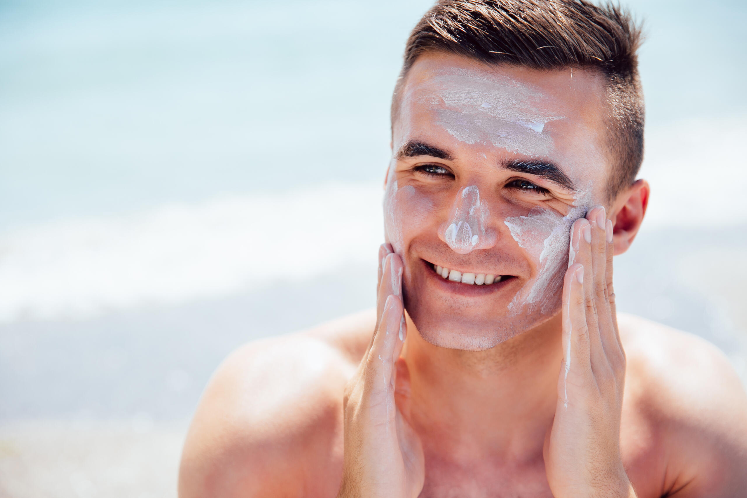 Penggunaan sunscreen pada wajah untuk menghindari penuaan dini; Freepik