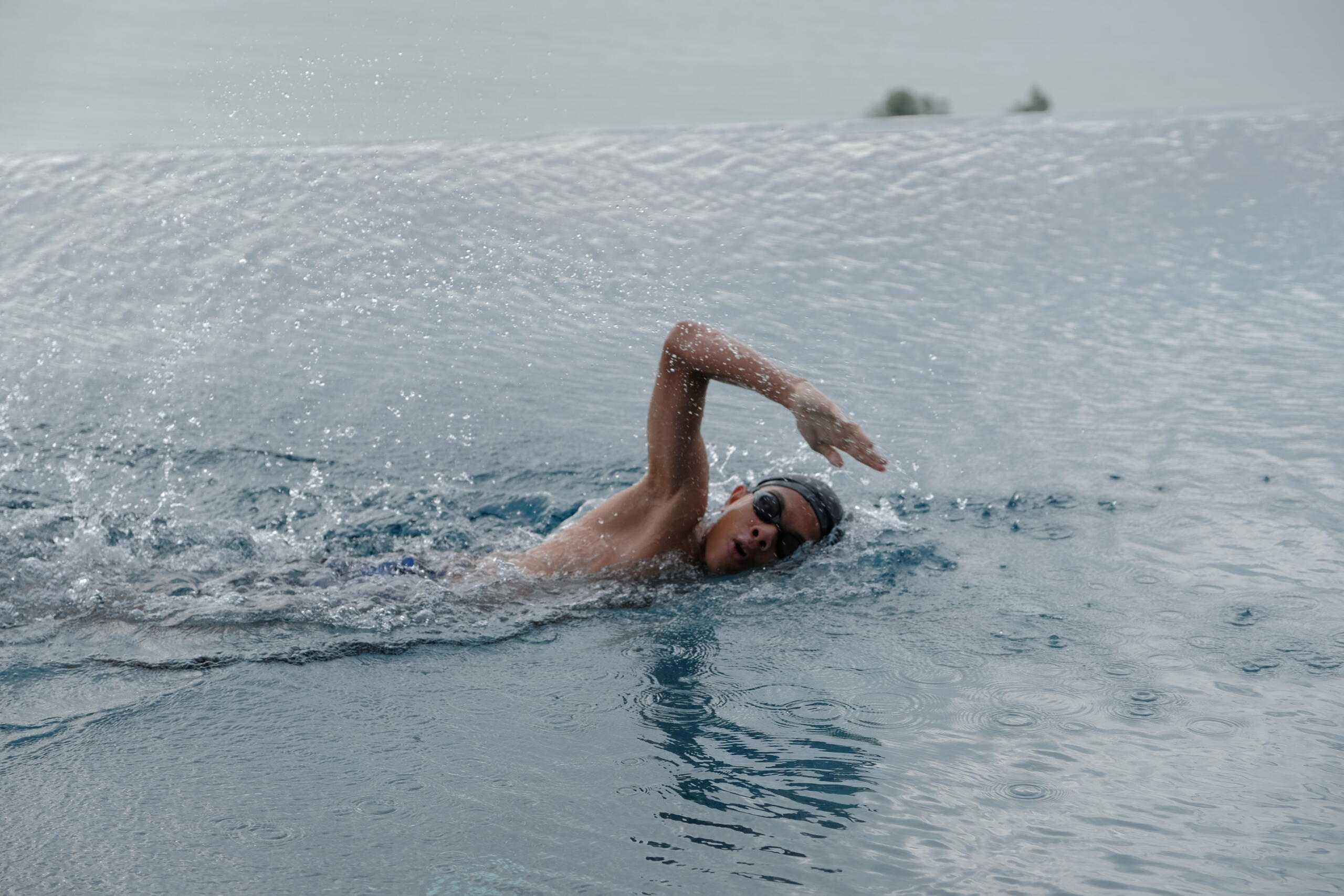 Renang gaya bebas, atau dikenal sebagai front crawl; Freepik