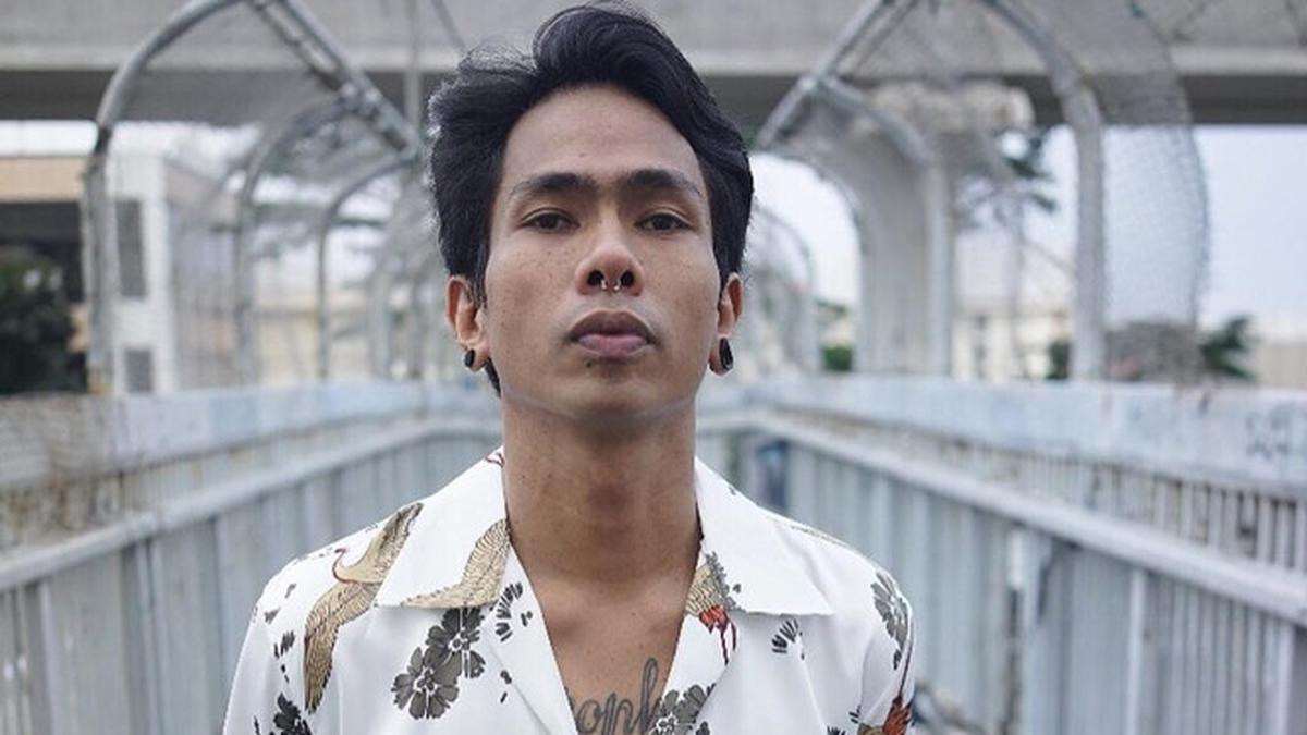 Ari Lesmana adalah vokalis dari grup band Fourtwnty