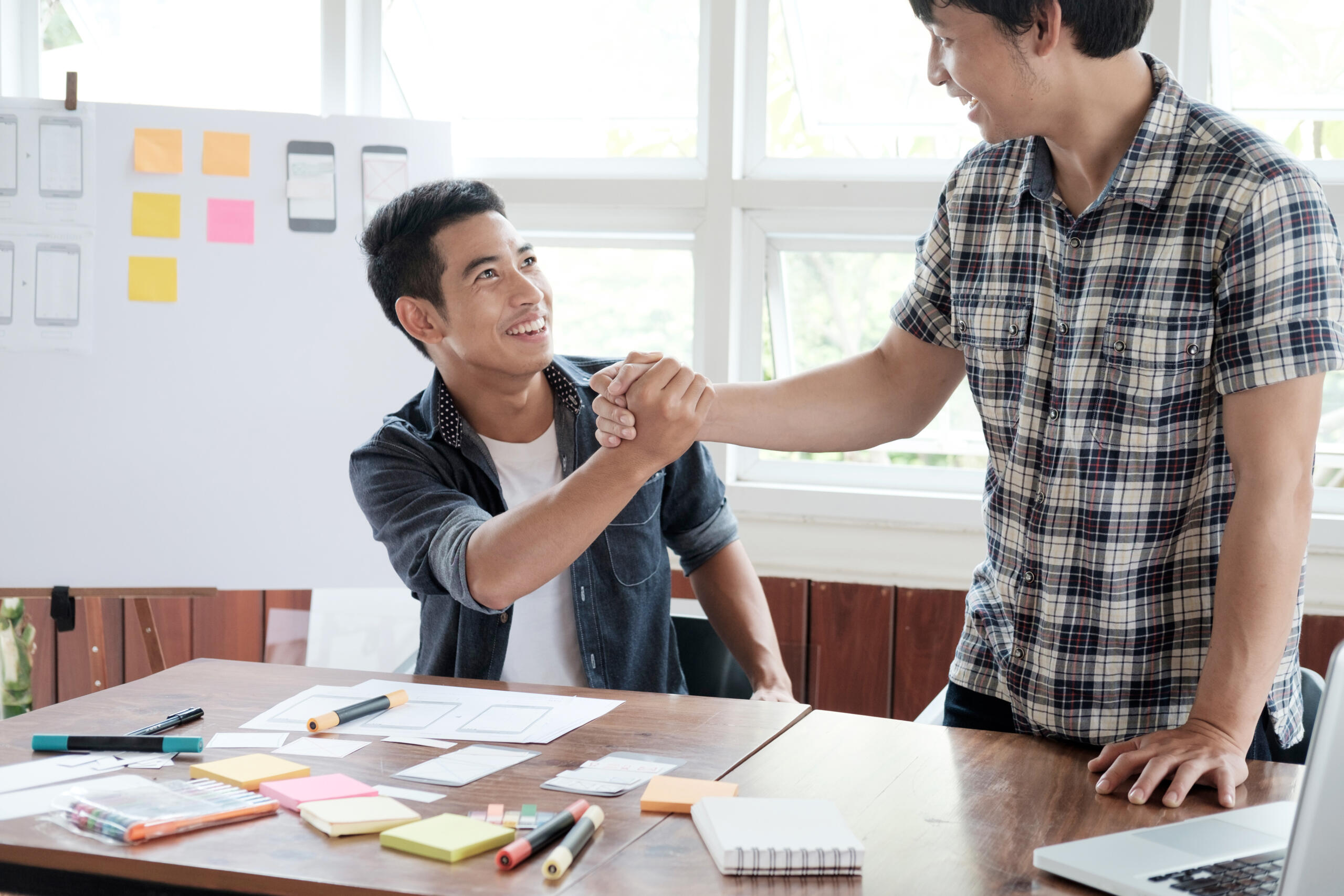 Frasa good job dapat digunakan dalam berbagai situasi, seperti di sekolah, tempat kerja, keluarga, maupun percakapan sehari-hari; Freepik