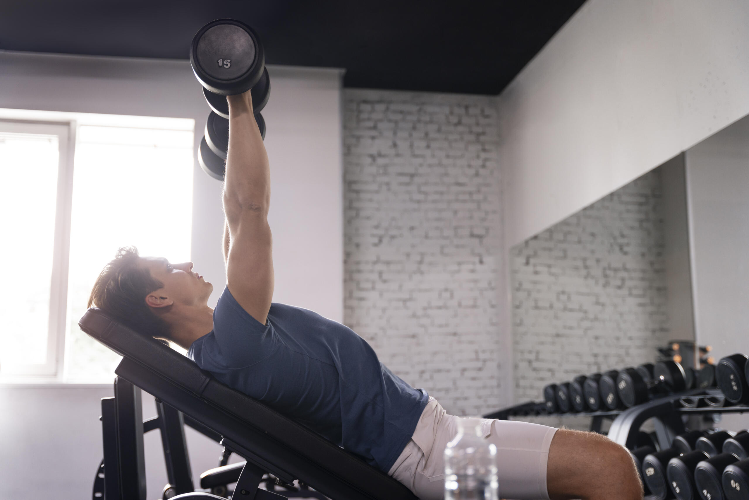 mengangkat barbell