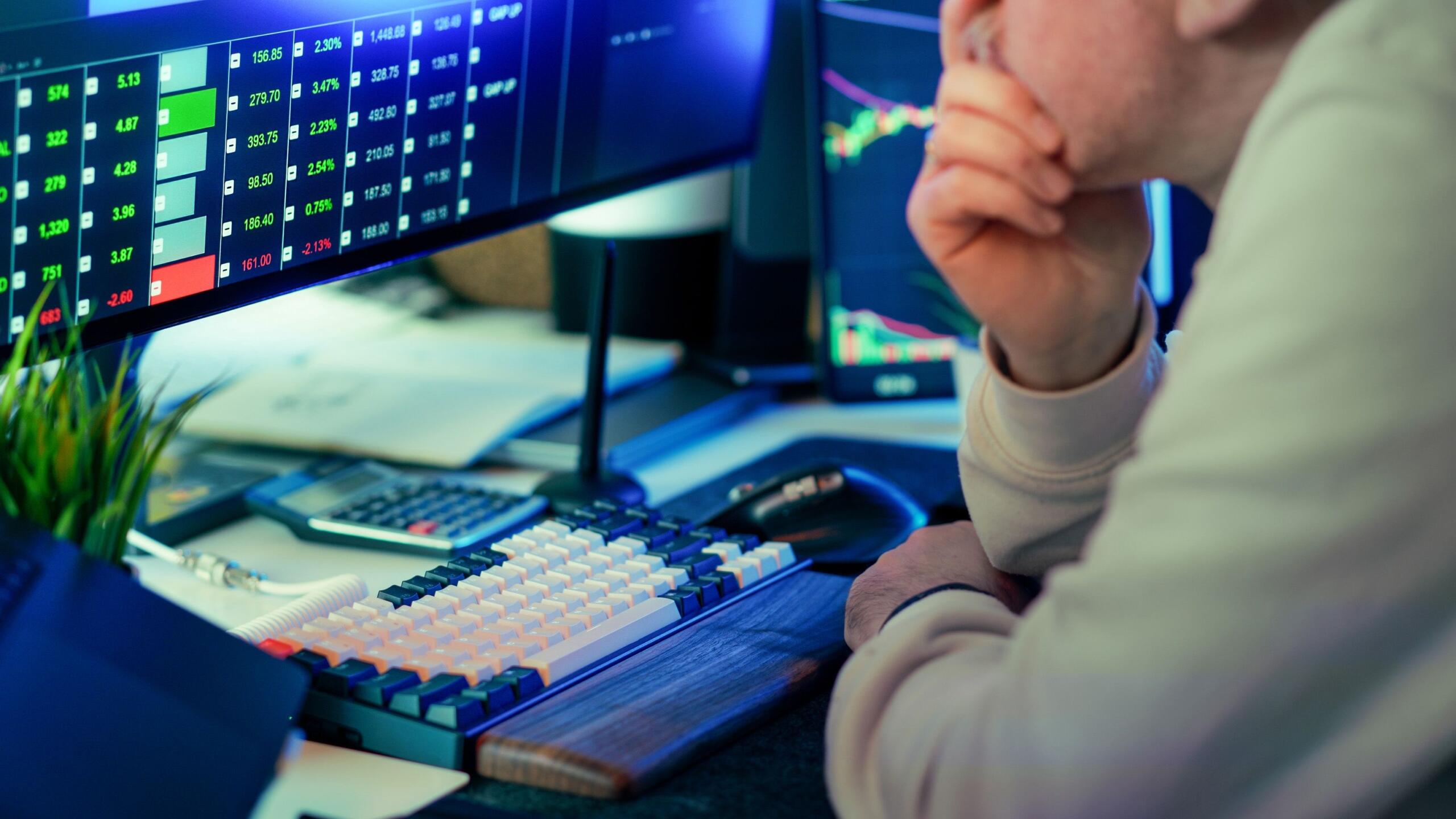 Salah satu pihak yang membutuhkan informasi keuangan sebuah perusahaan adalah Investor; Pexels