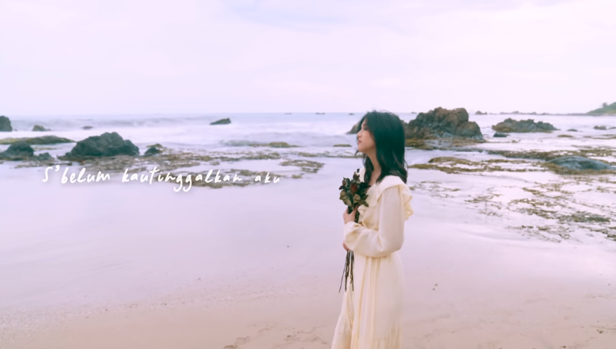 di pinggir pantai