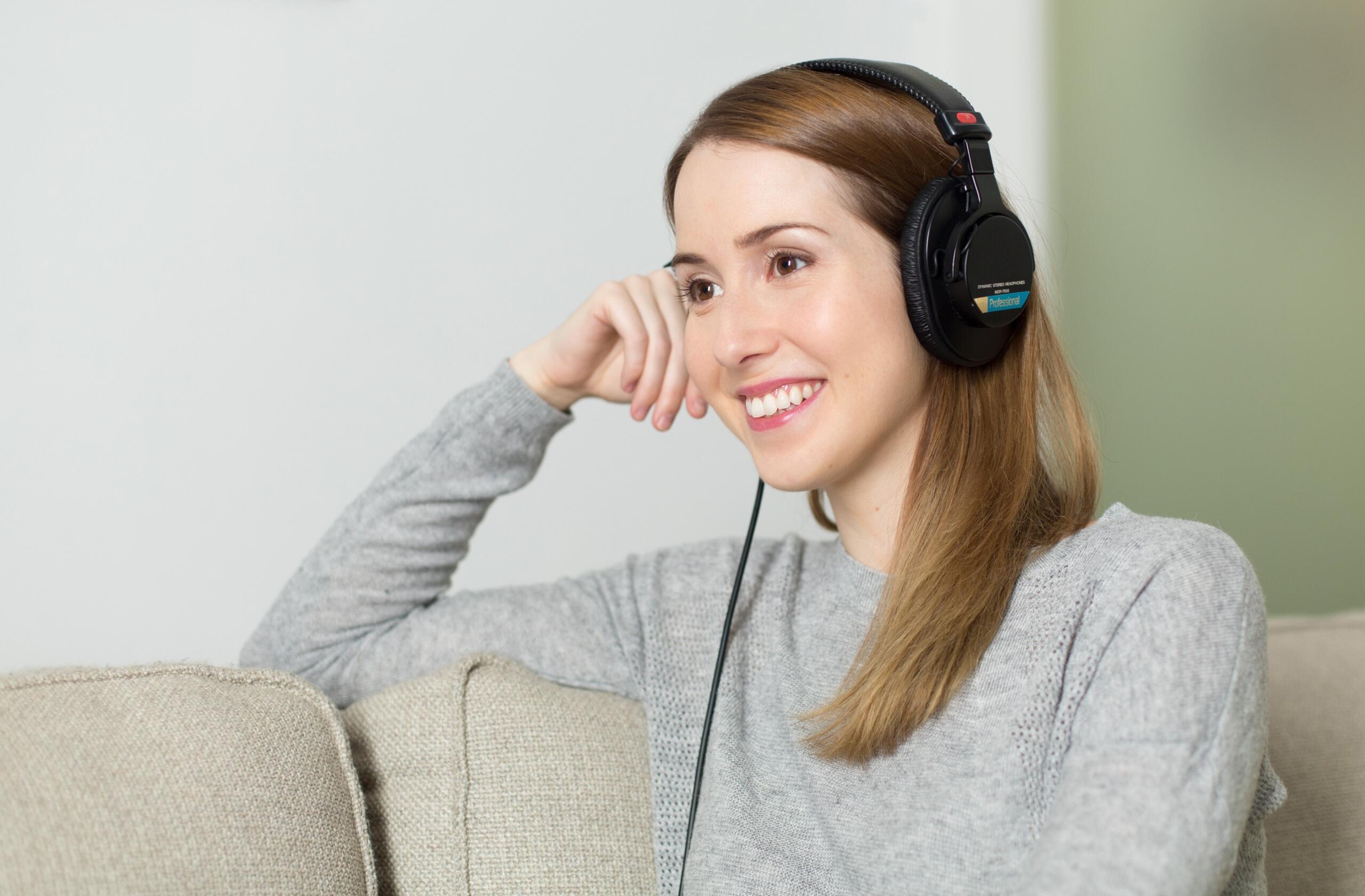 Kamu perlu menggunakan headset saat melakukan listening dalam bahasa Mandarin, source: Pixabay