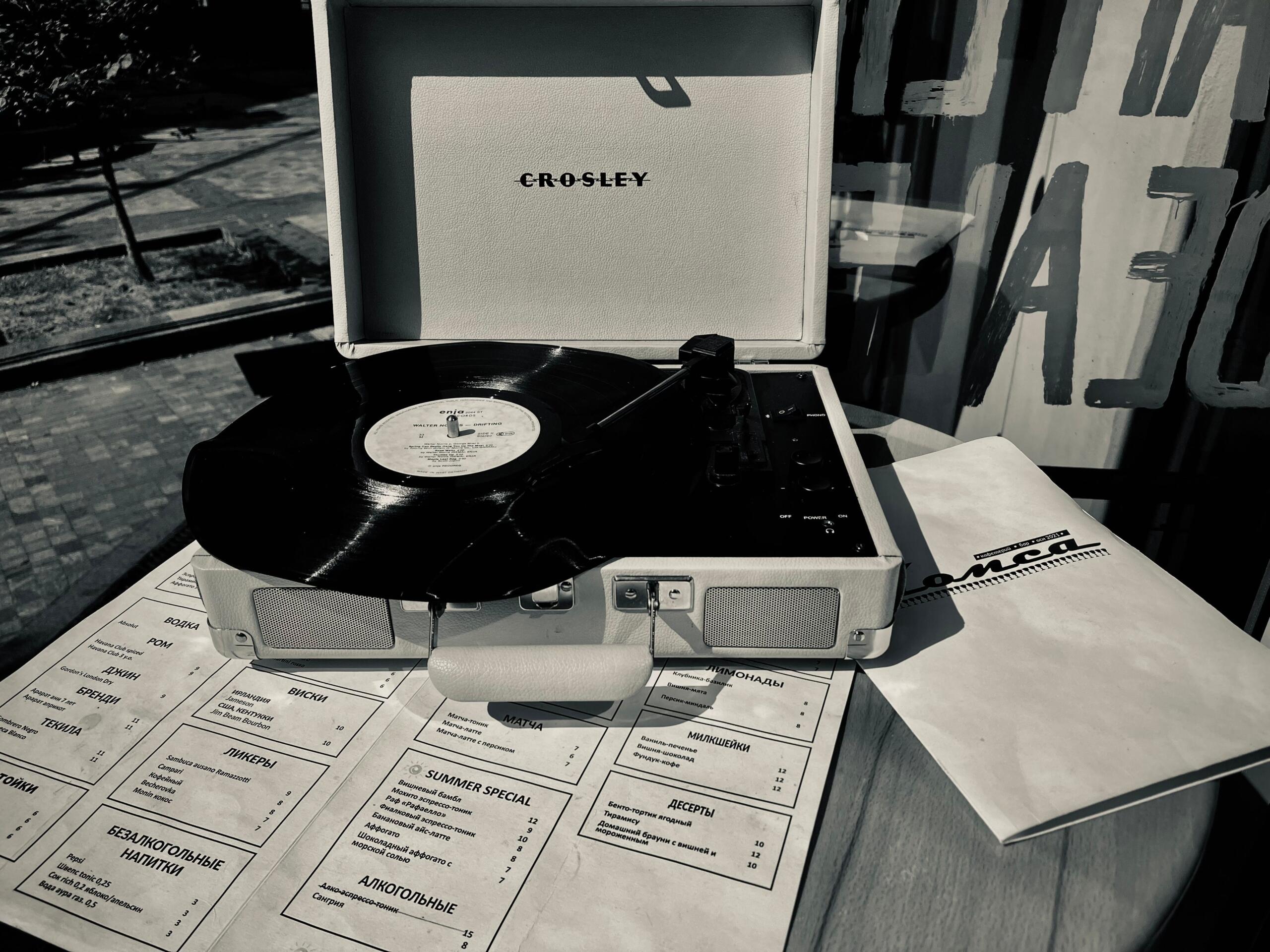 Mendengarkan lagu Nadhif di berbagai Platform; Pexels
