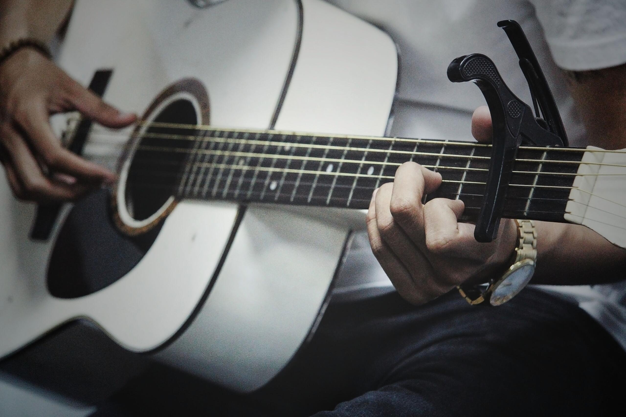 Posisi Capo pada Fret; Pexels