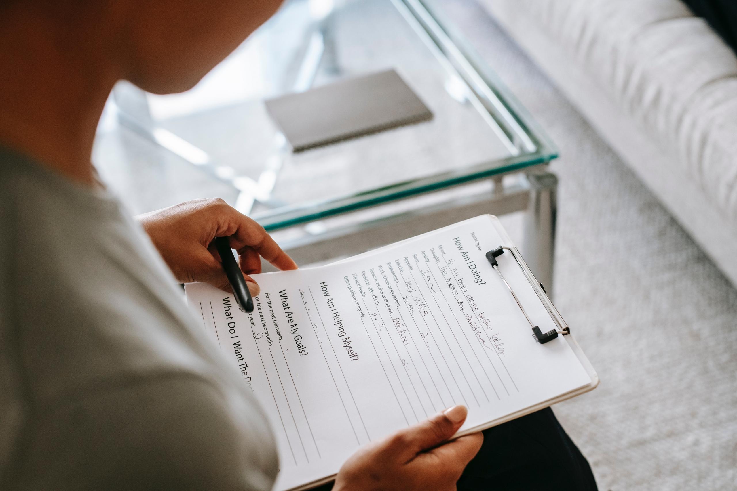 Therapist using nonverbal cues to create a trusting therapy atmosphere.