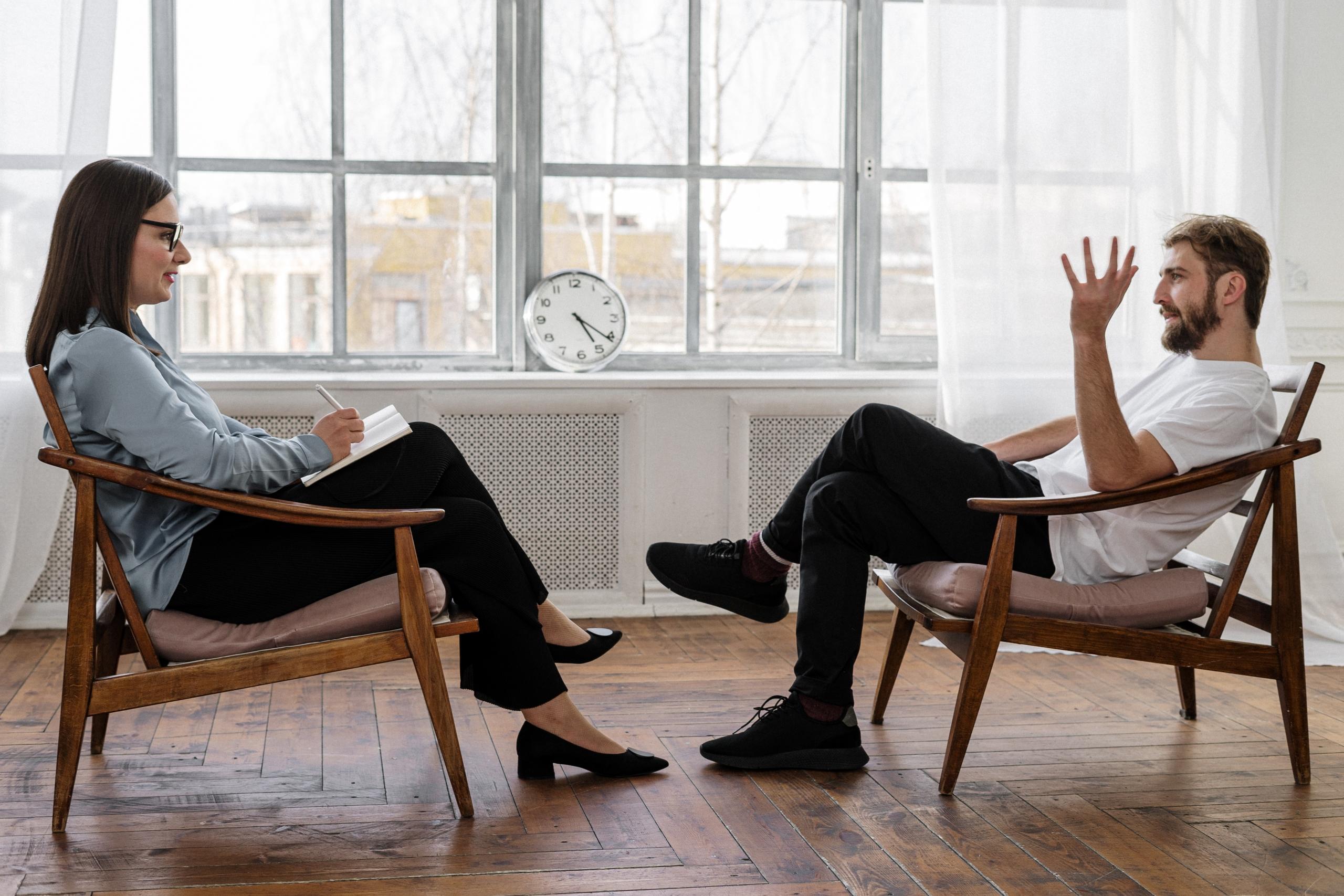 Patient and psychologist in a one-on-one discussion about mental health.