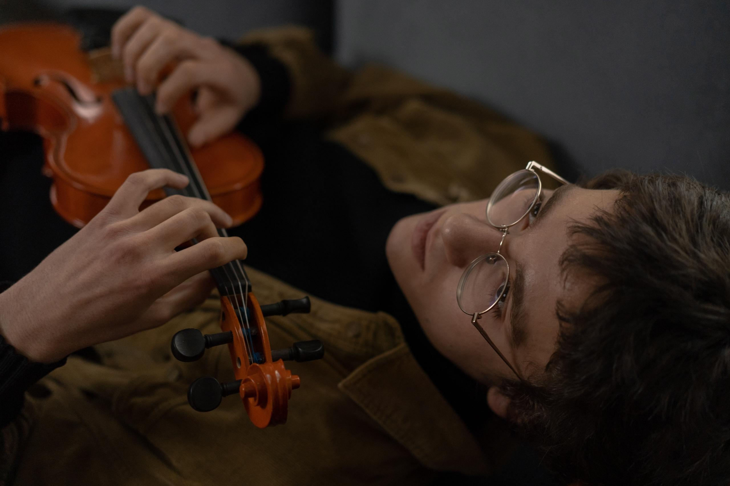 A close examination of the tailpiece and fine tuners on a violin, essential for achieving precise tuning and harmonious tones.