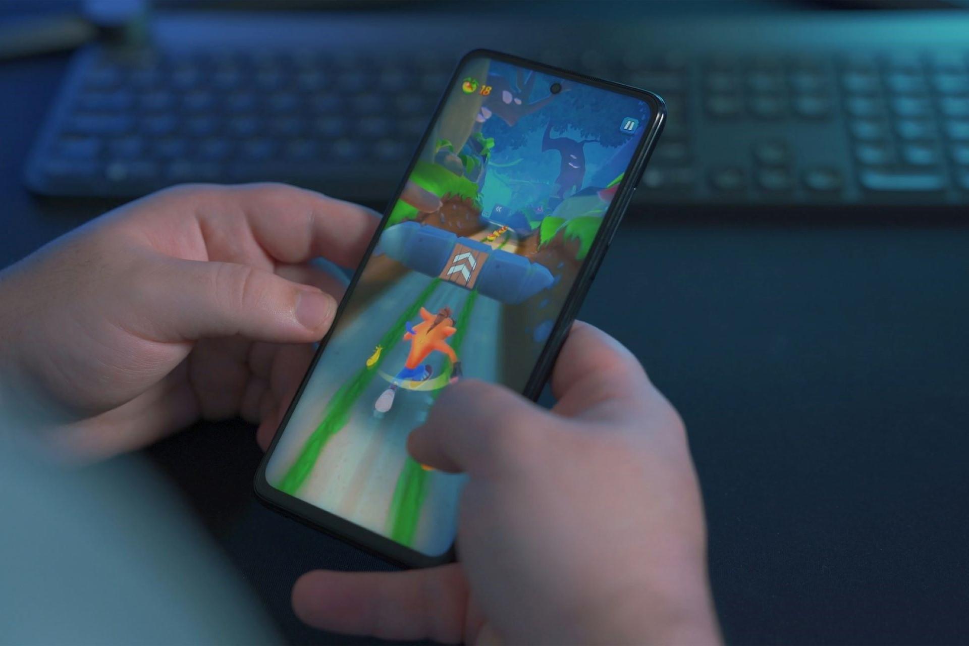 A person playing a Crash Bandicoot game on their phone.