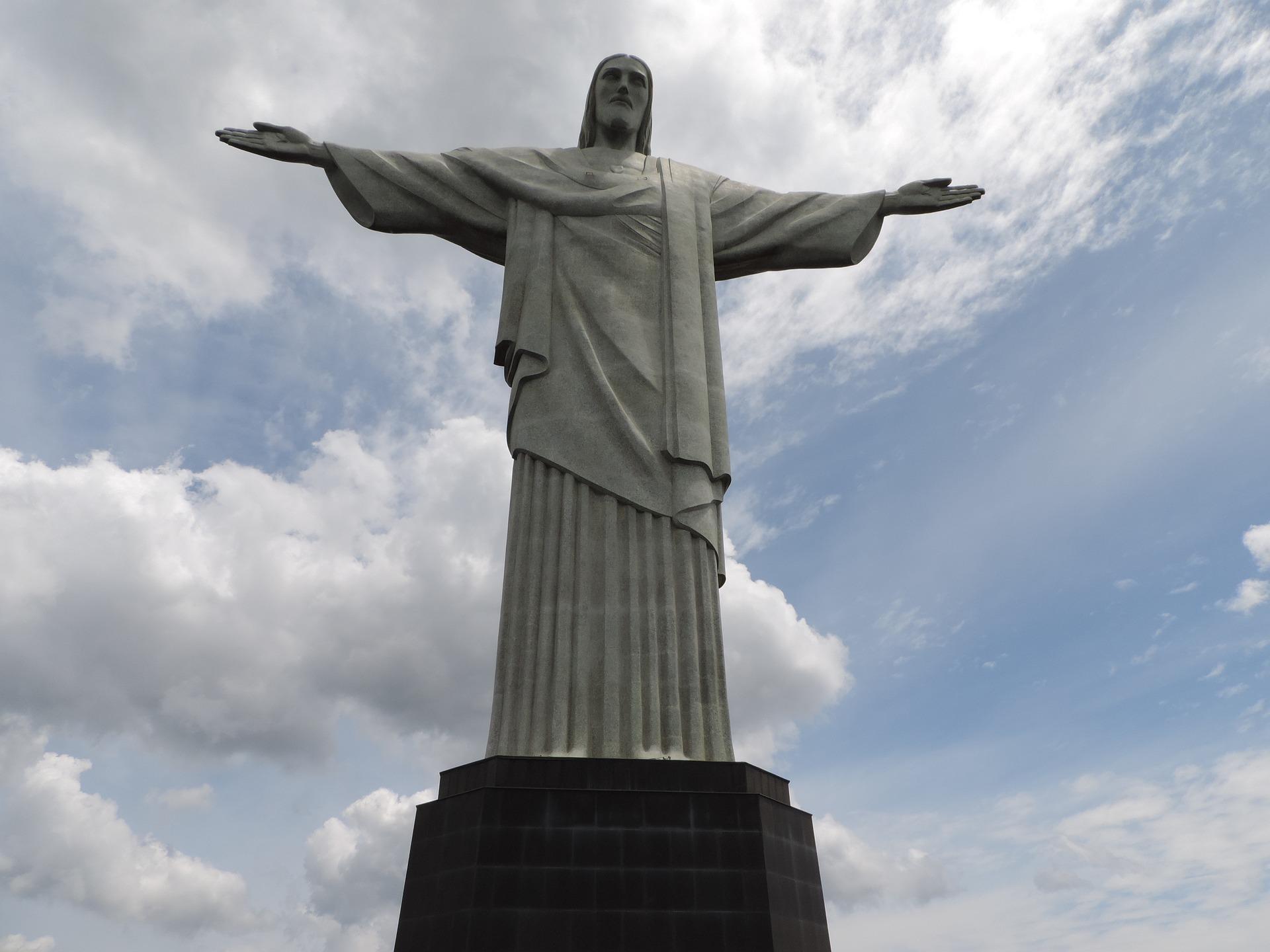 Which are the most famous monuments in Rio de Janeiro?