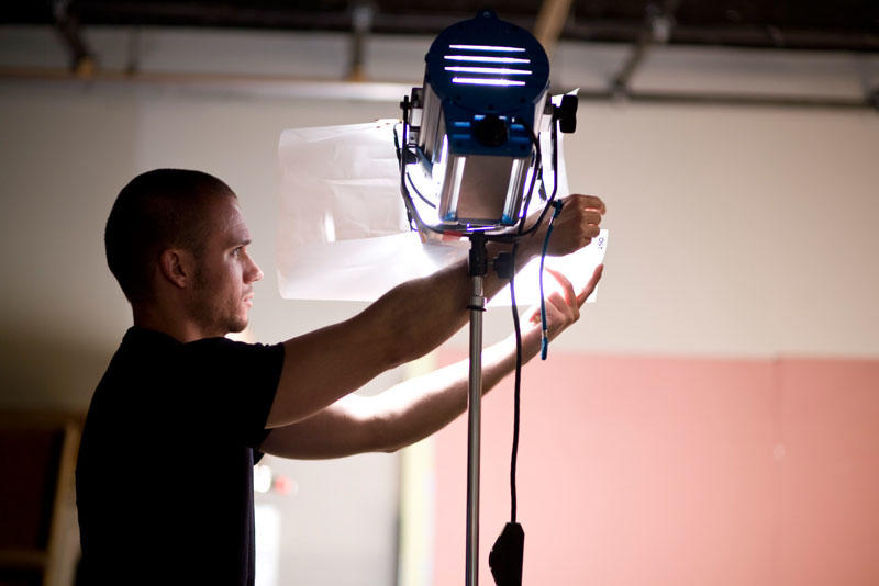 סטודנט לקולנוע מעצב תאורה