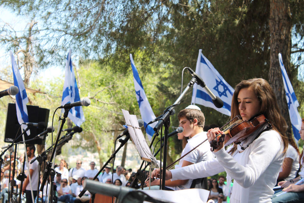 נערה מנגנת על כינור בטקס