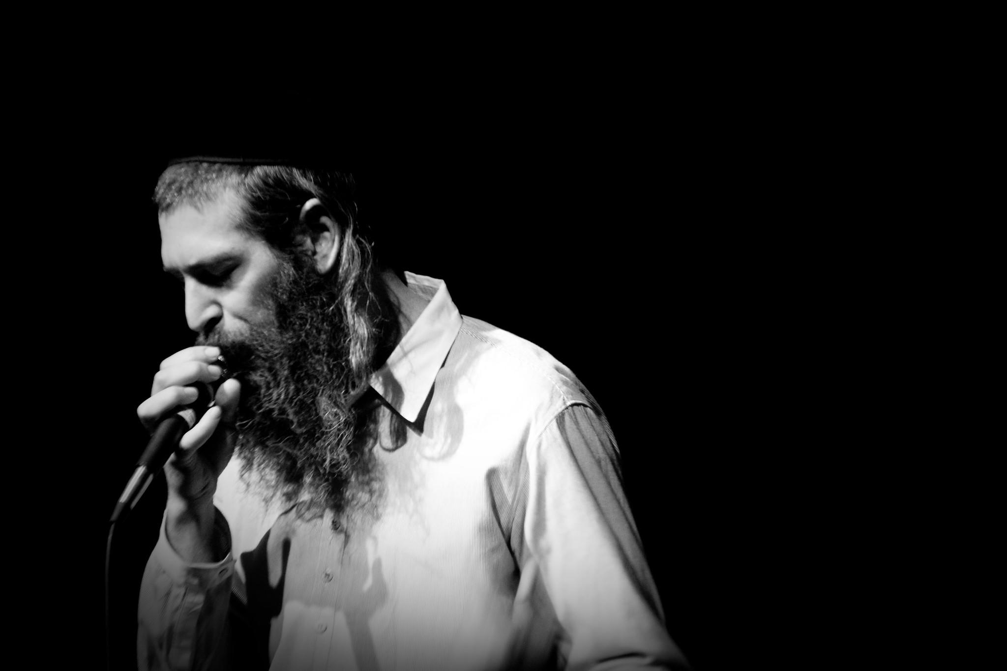 גבר חסידי שר על רקע שחור לבן