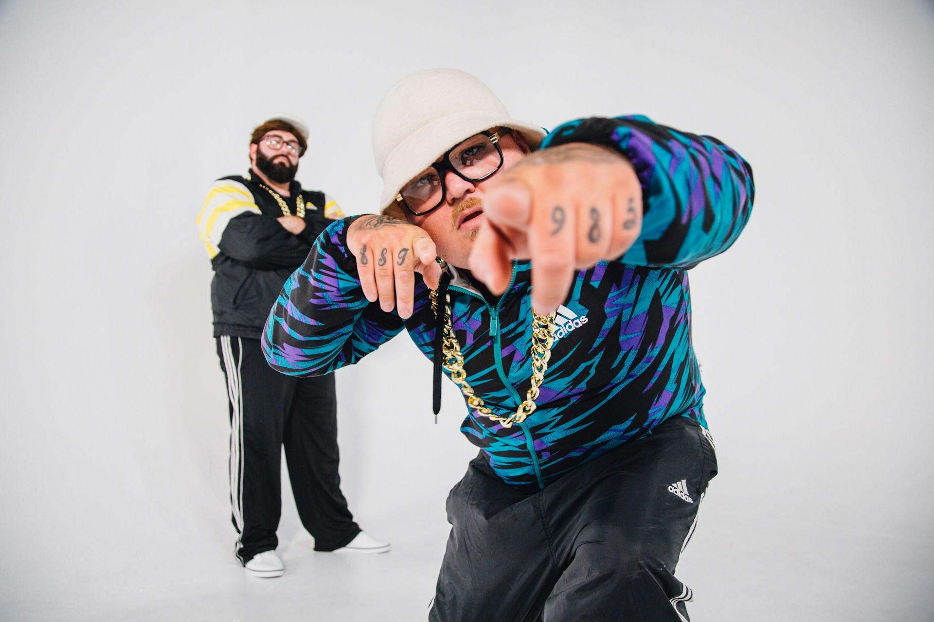 שני ראפרים על רקע אפור