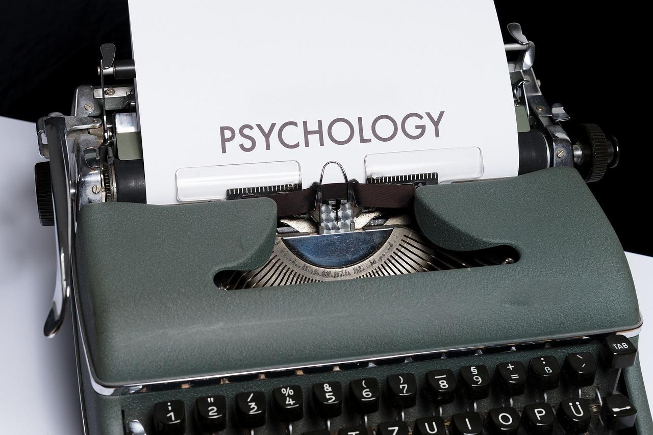 מכונת כתיבה מדפיסה דף עם הכיתוב PSYCHOLOGY