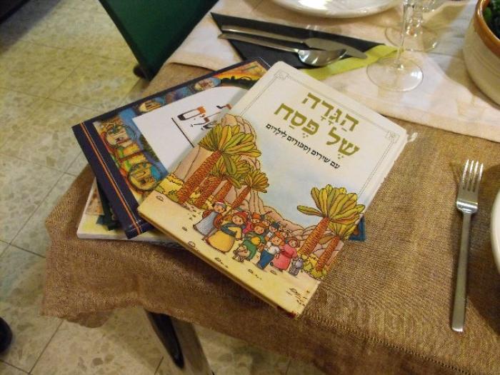 הגדה של פסח על שולחן