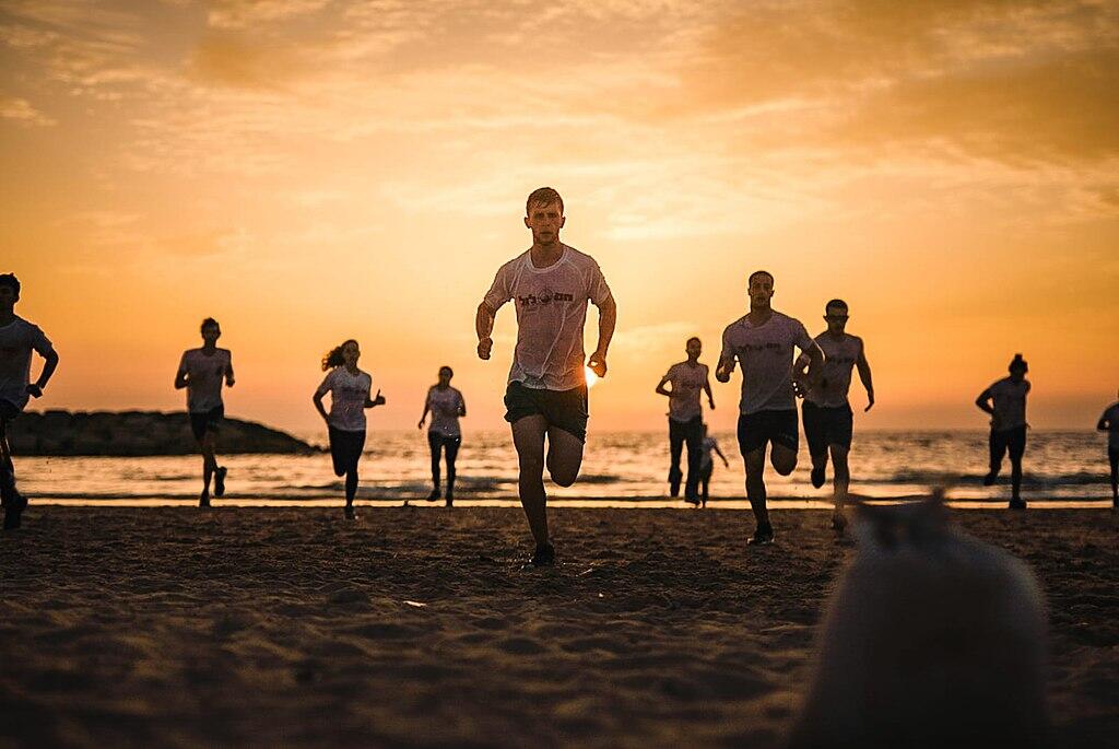 חיילים על אזרחי רצים לאור השקיעה