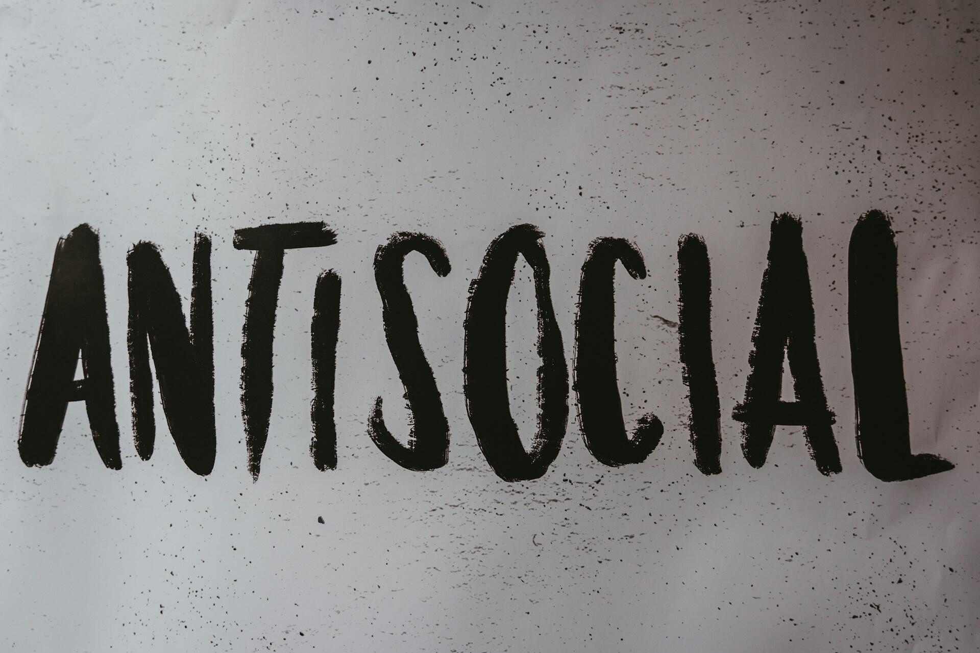 המילה antisocial על רקע אפור