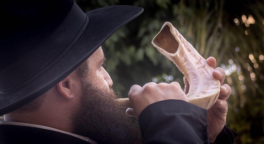 גבר חרדי תוקע בשופר