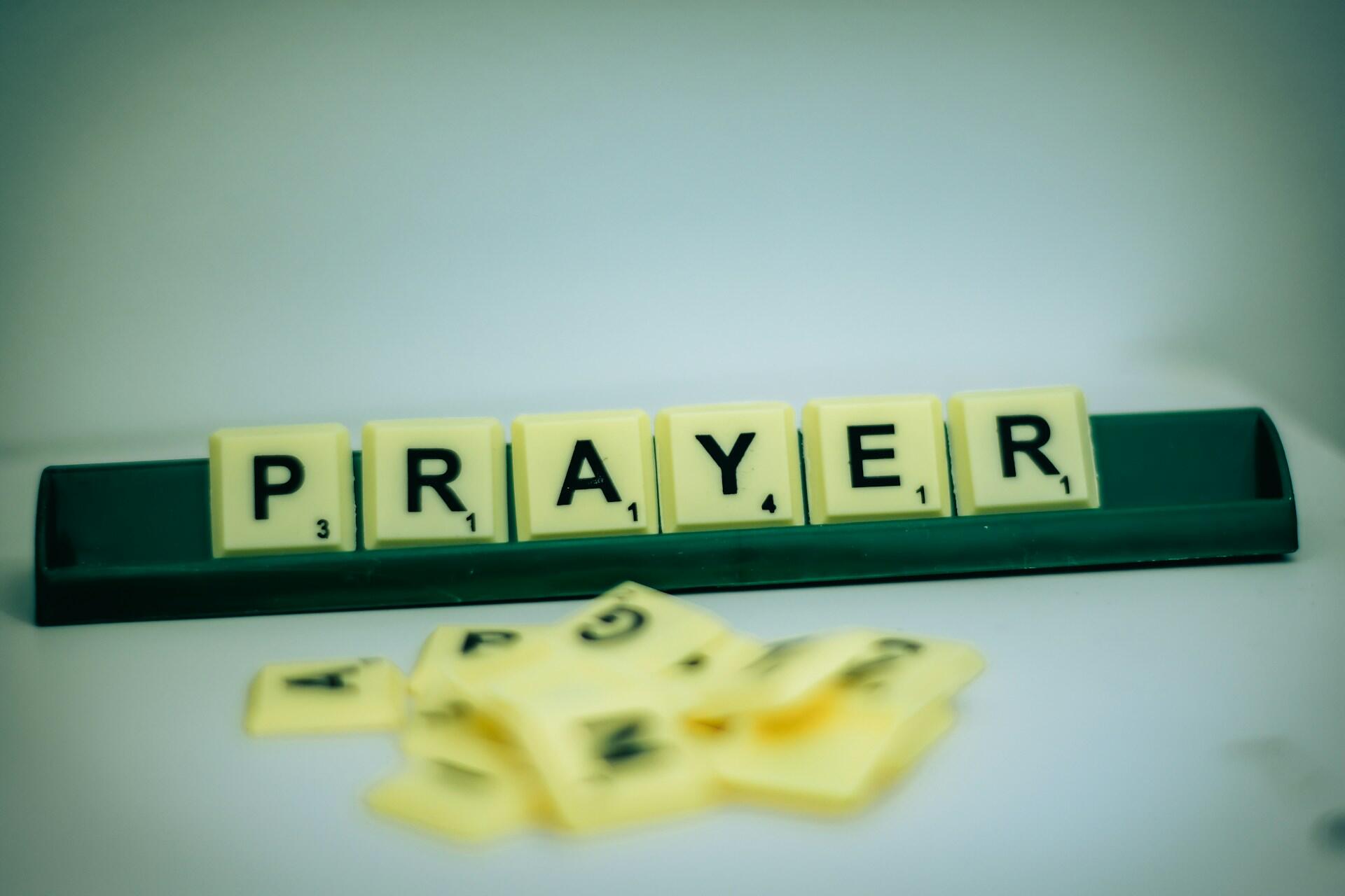 קוביות מרכיבות את המילה prayer