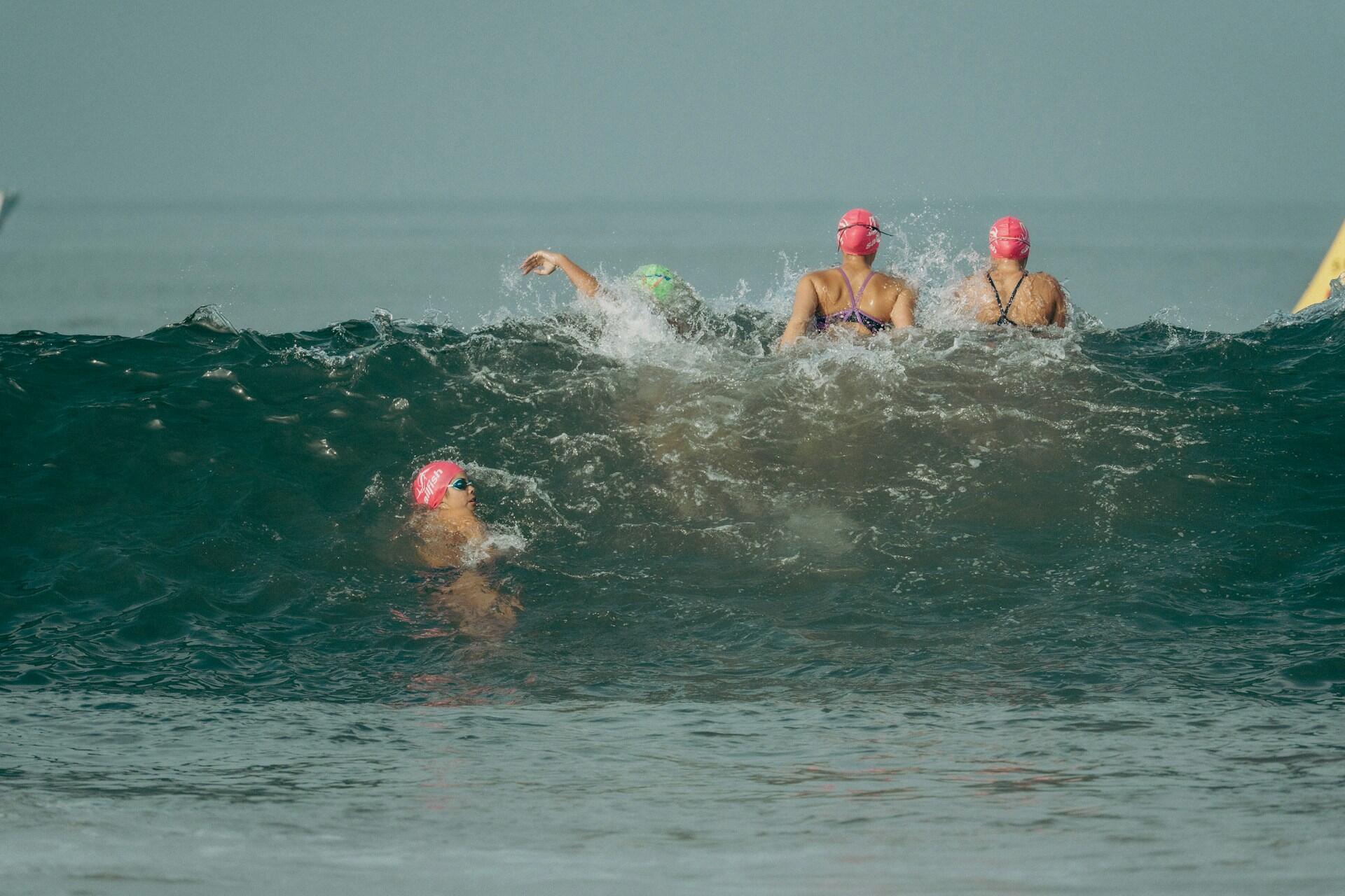 שחייניות בים