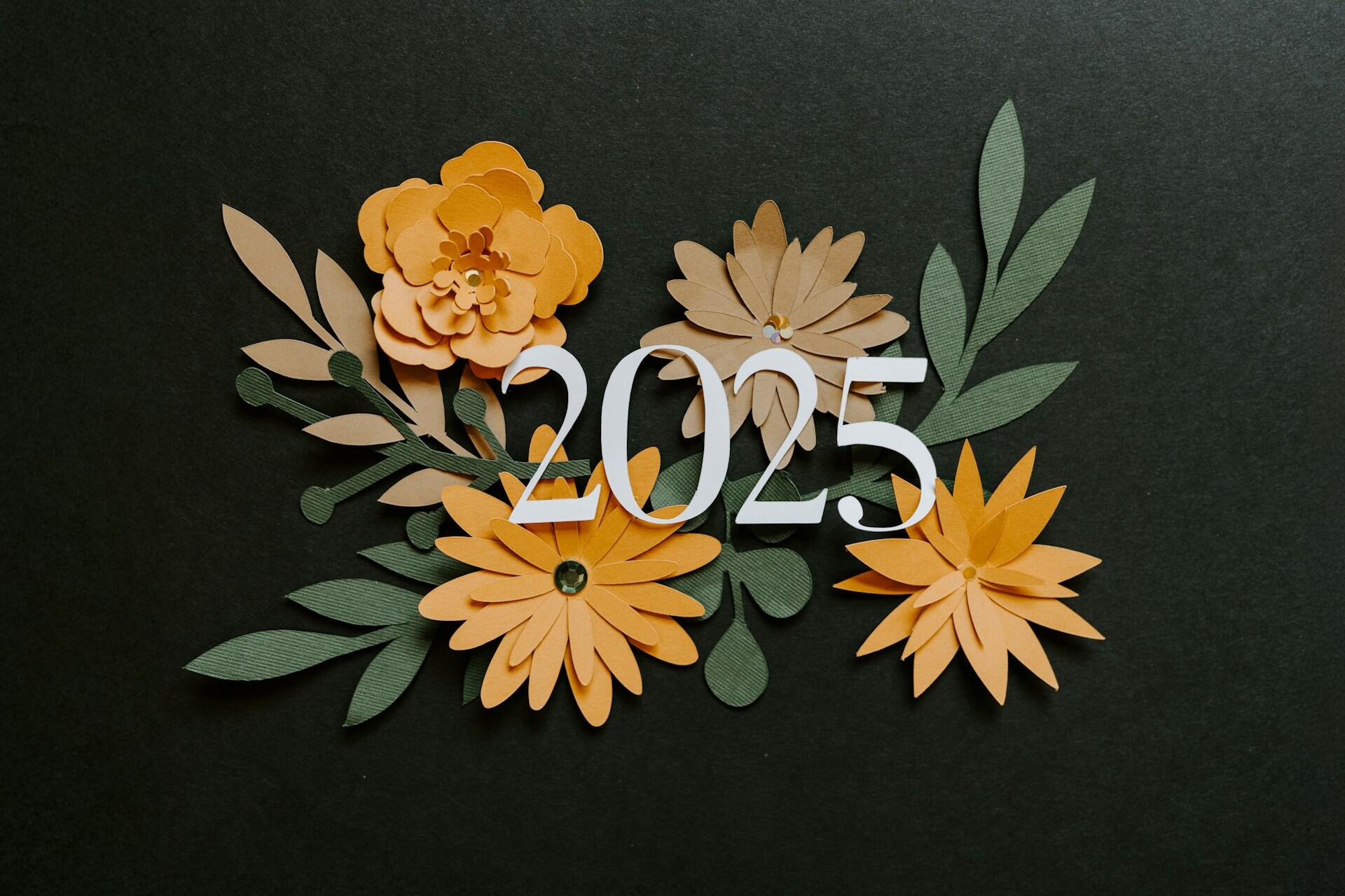 המספרים 2025 על רקע פרחים