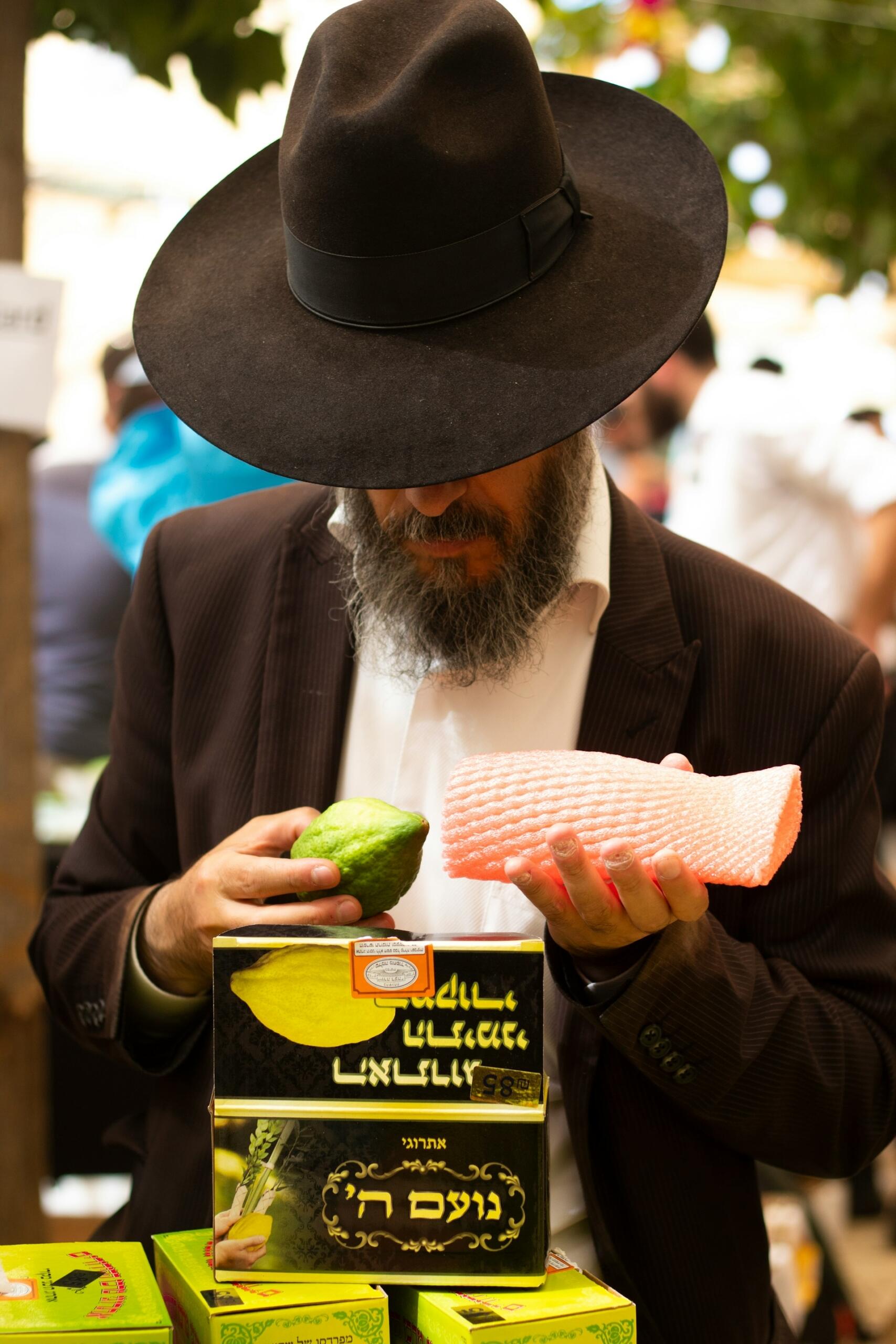 חרדי מחזיק אתרוג