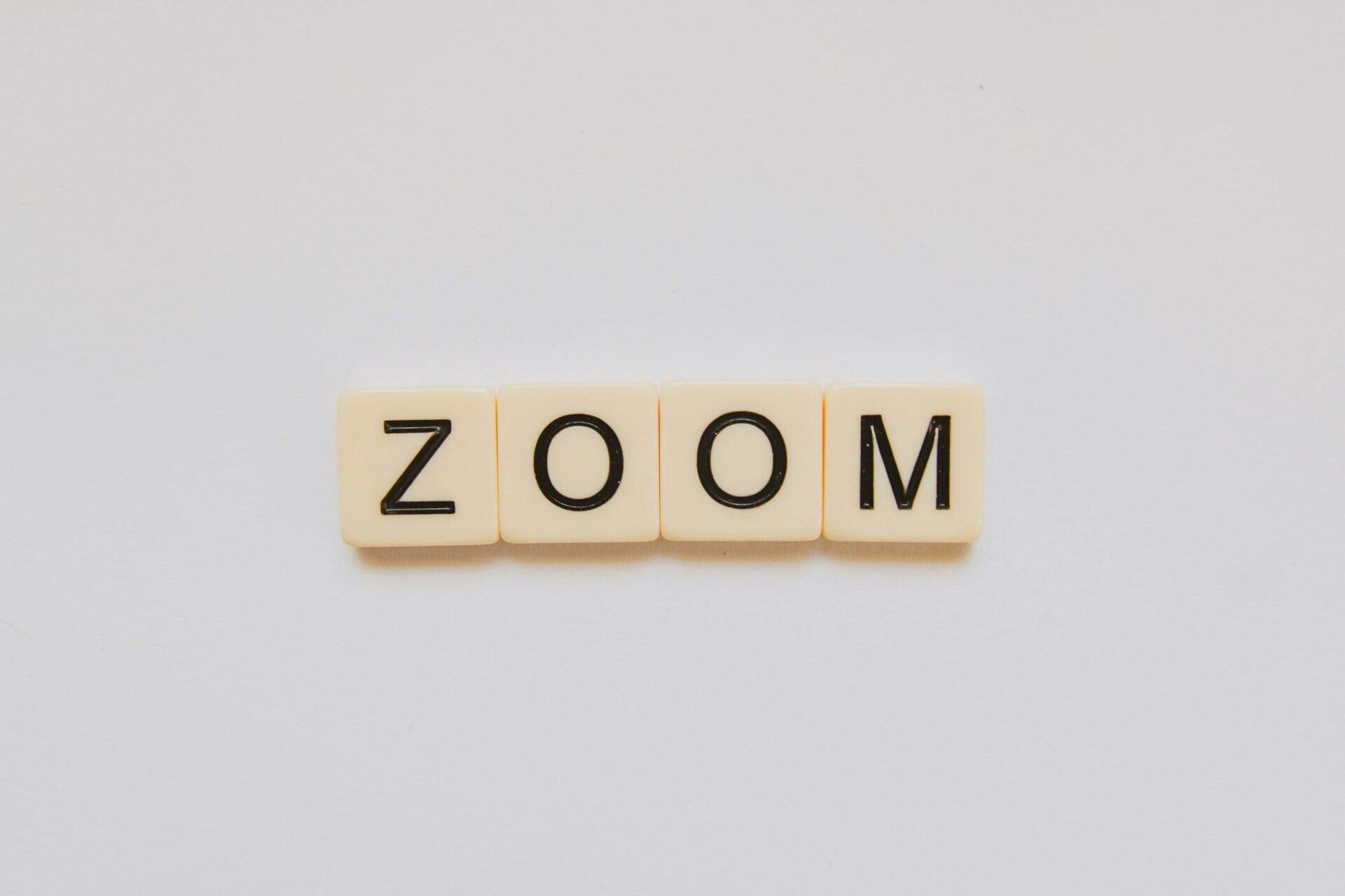 קוביות המרכיבות את המילה zoom