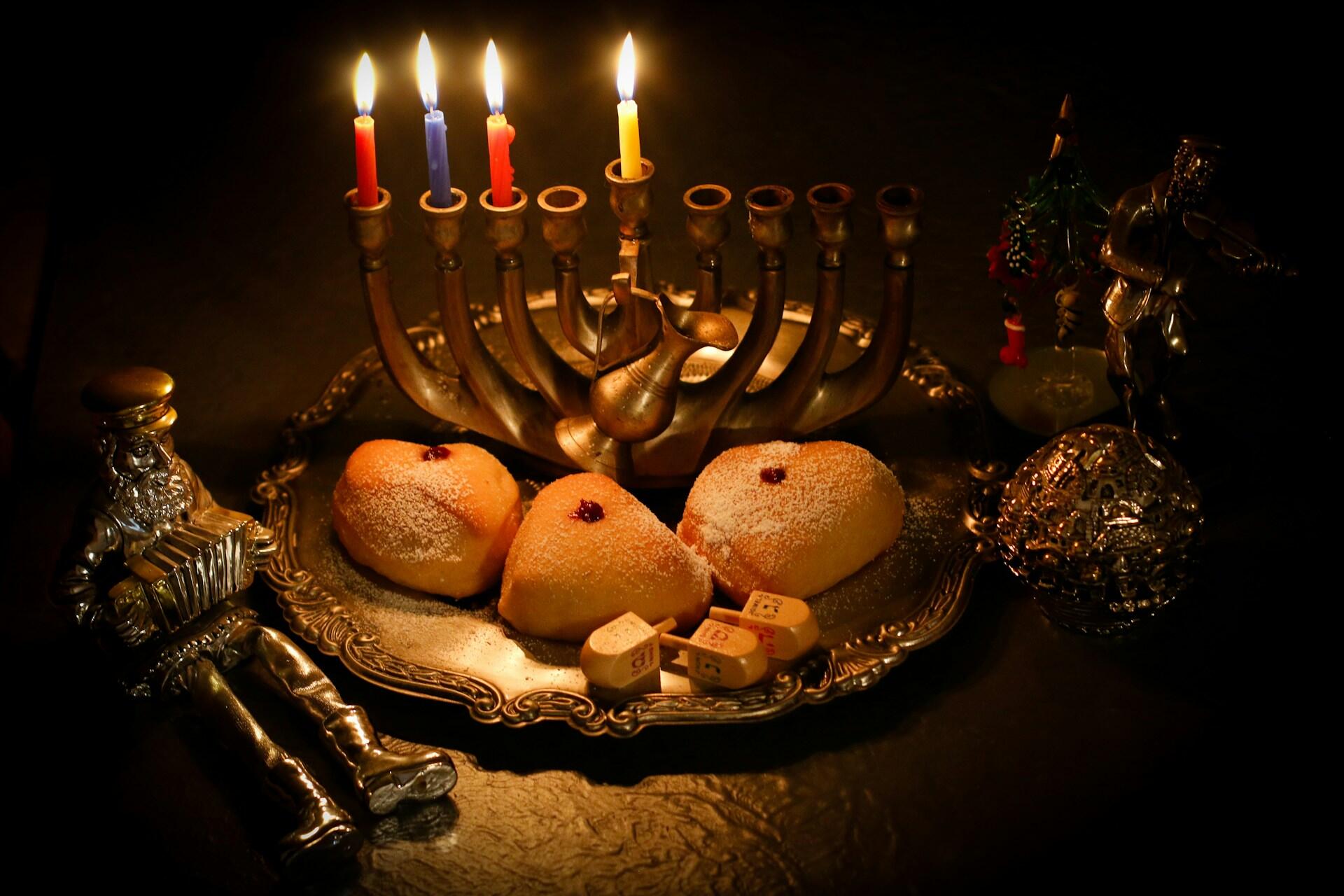 חנוכייה סופגניות וסביבון