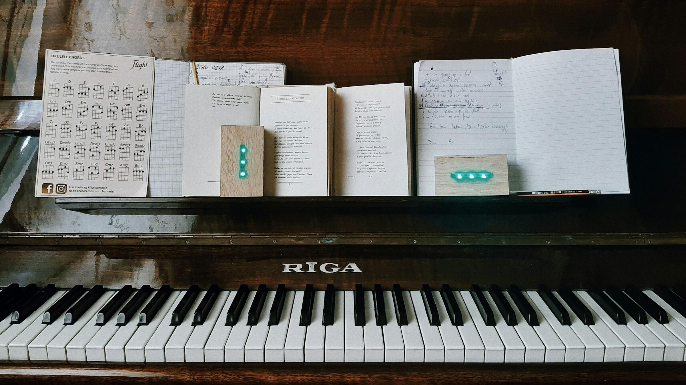 מחברות תווים וטאבים על פסנתר