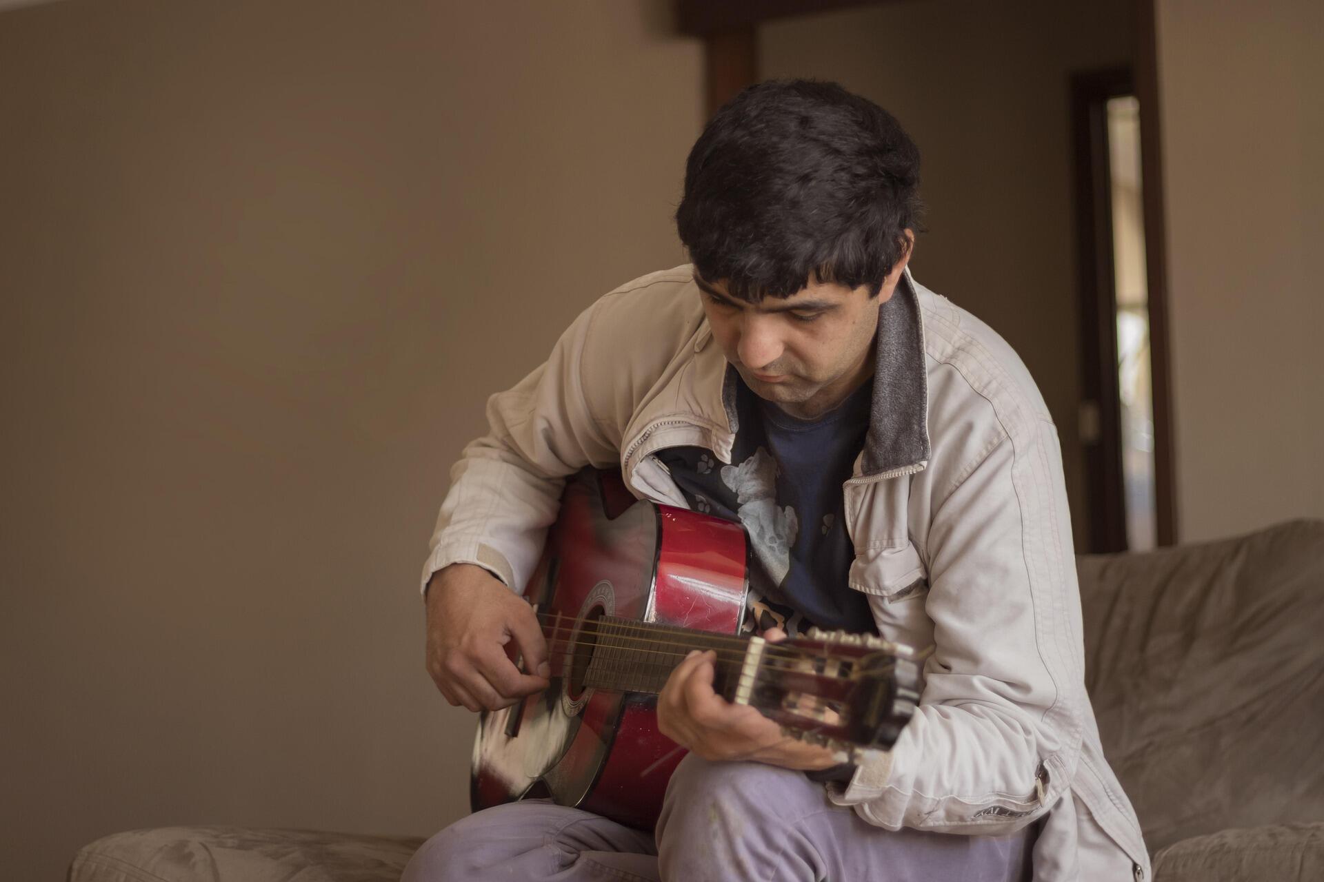 נגן גיטרה יושב