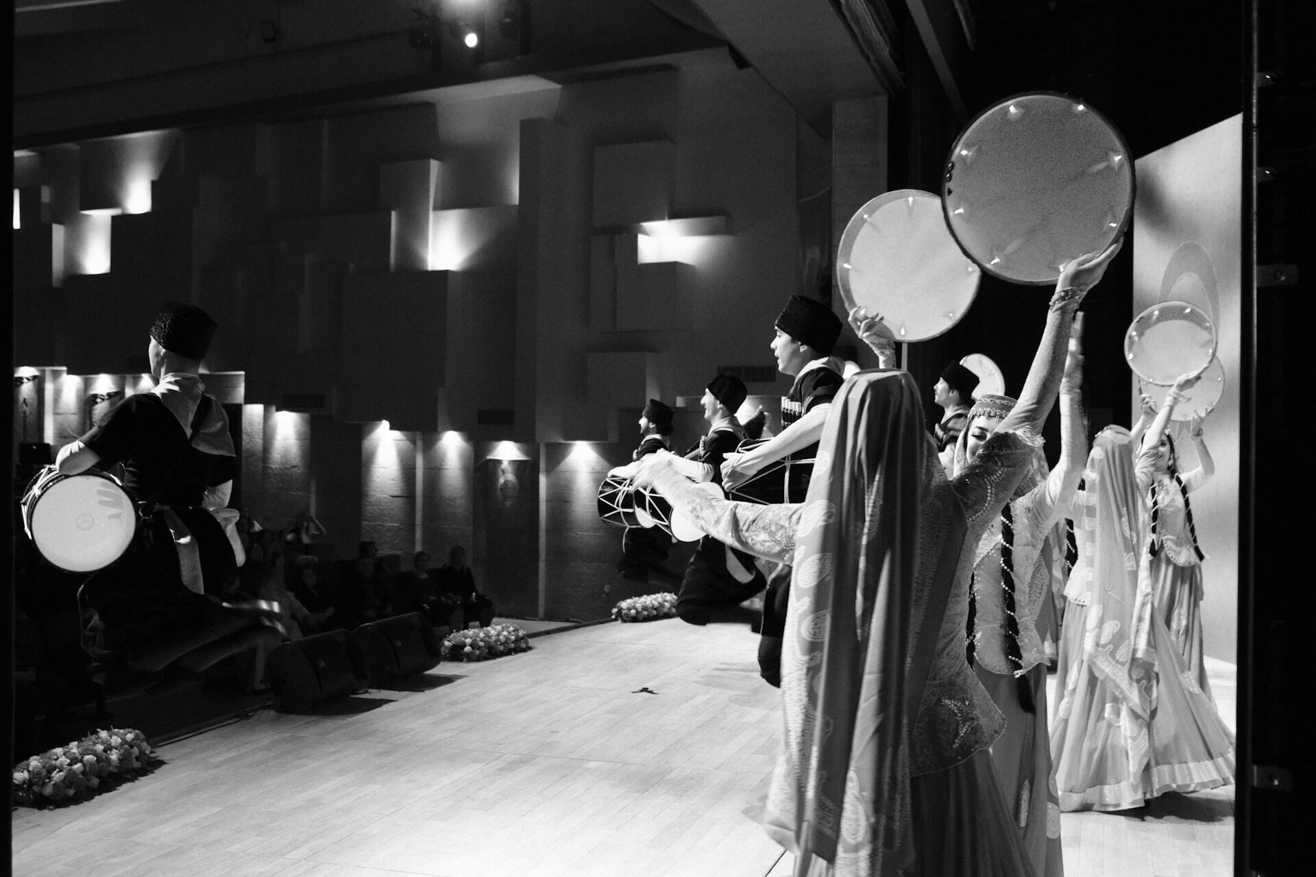 רקדנים מסורתיים בשחור לבן