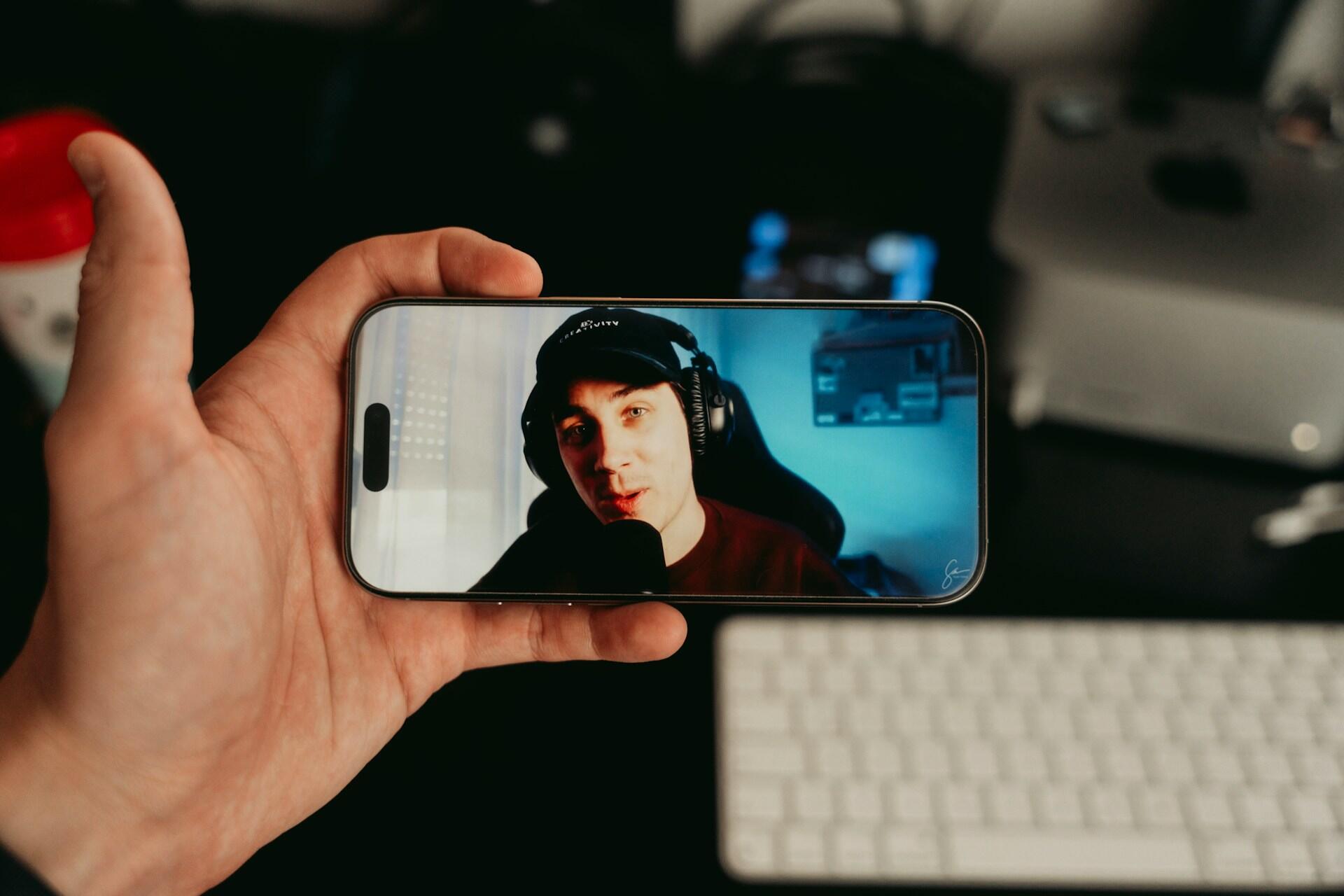 משפיען בטלפון נייד