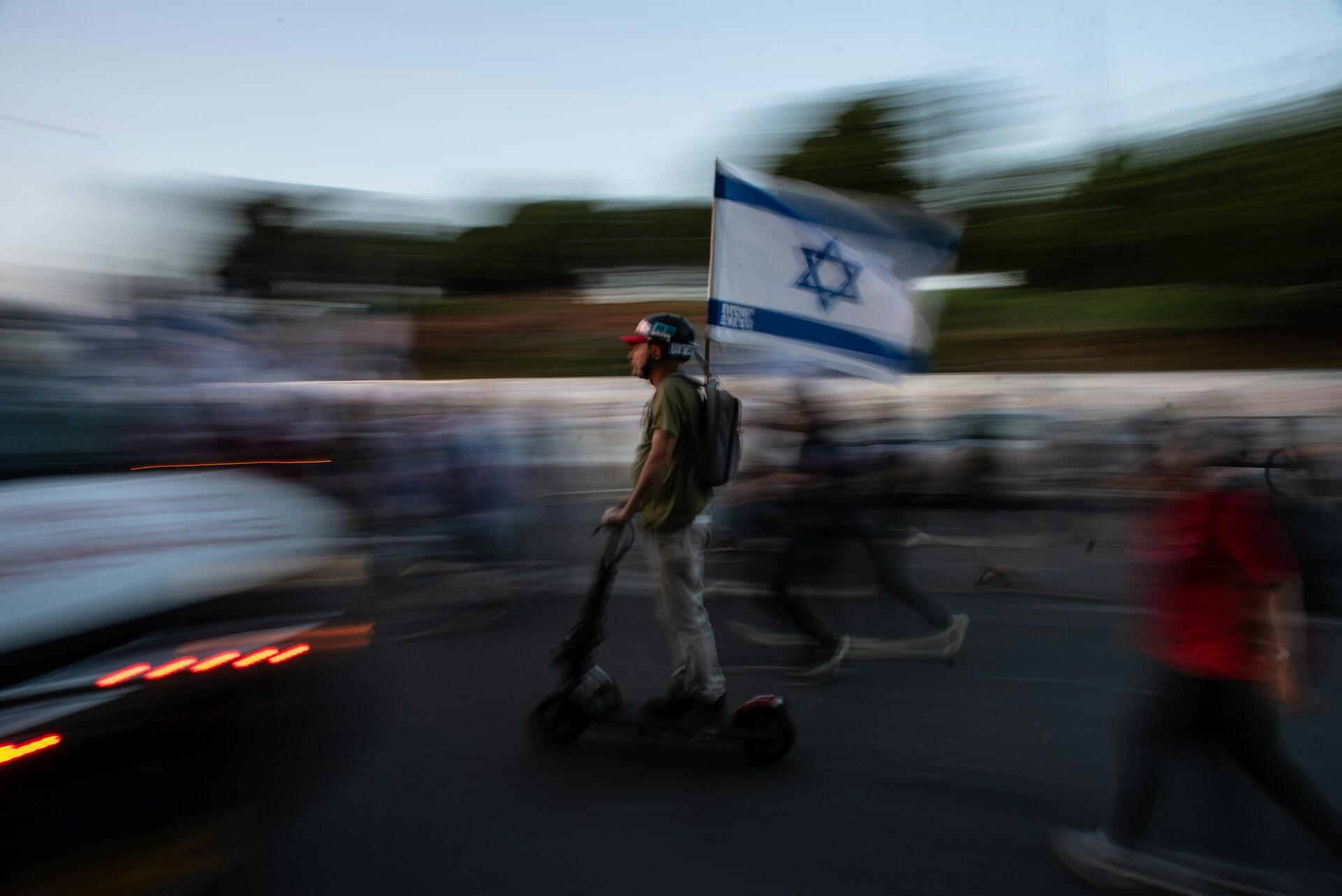 דגל ישראל מונף ברחוב