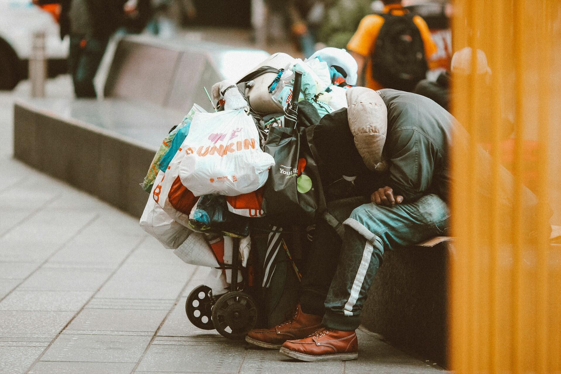 בחור חסר בית ברחוב
