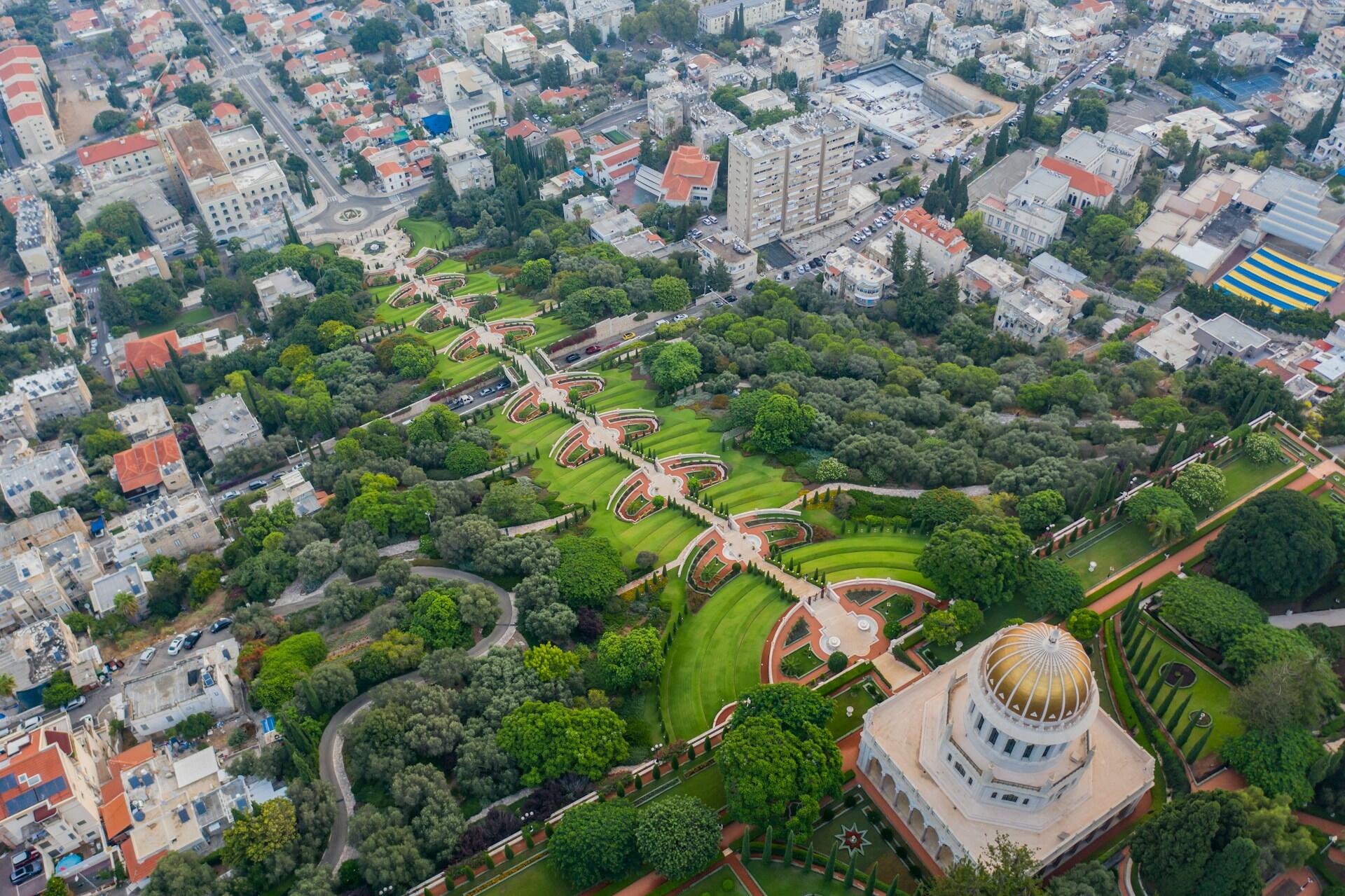 מבט אווירי על הגנים הבהאים עם מקדש הבאב ונוף העיר שמסביב בחיפה, ישראל