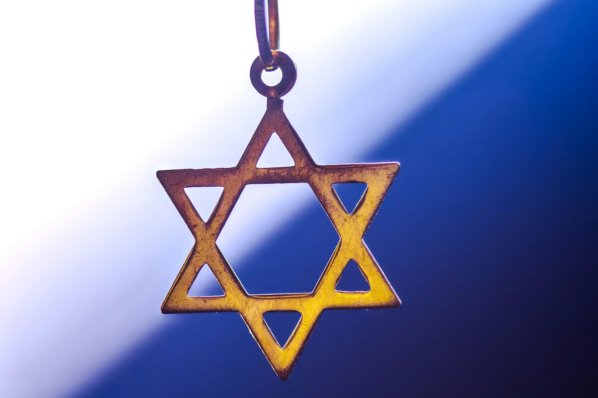 שרשרת זהובה של מגן דויד על רקע כחול ולבן