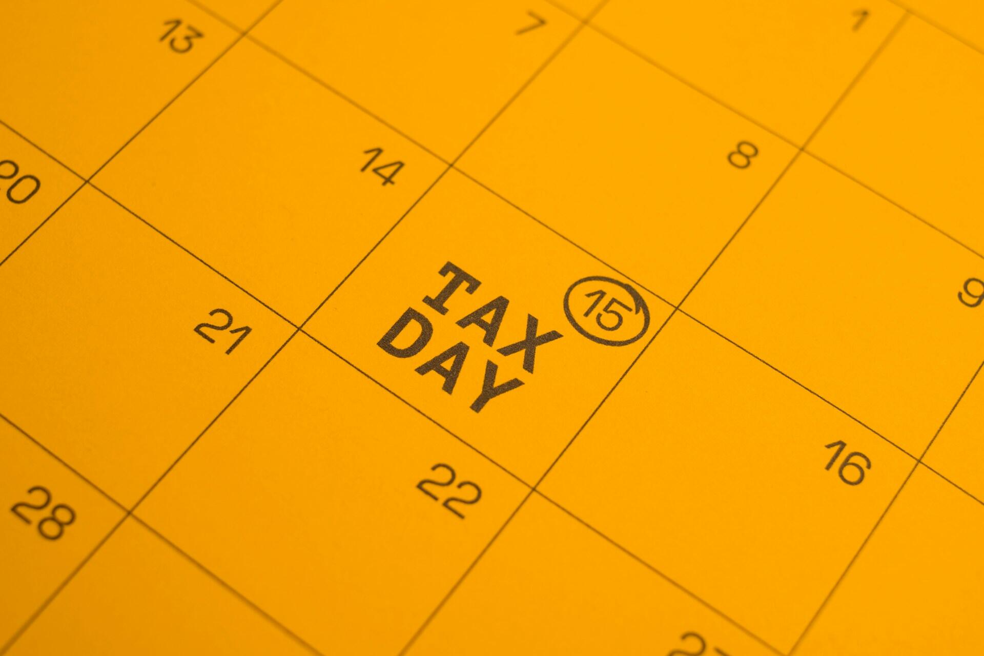 לוח שנה כתום באנגלית עם הכיתוב tax day (יום מיסוי) במשבצת של היום ה-15 לחודש