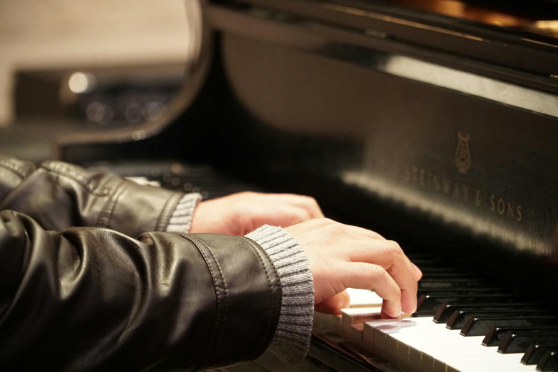 פסנתרן מנגן על פסנתר Steinway.