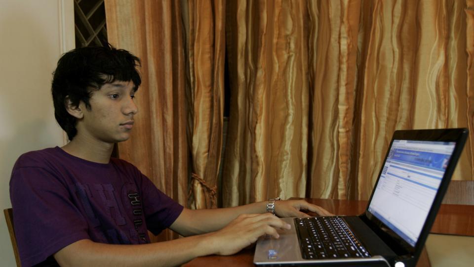 A student searching for online tutors.