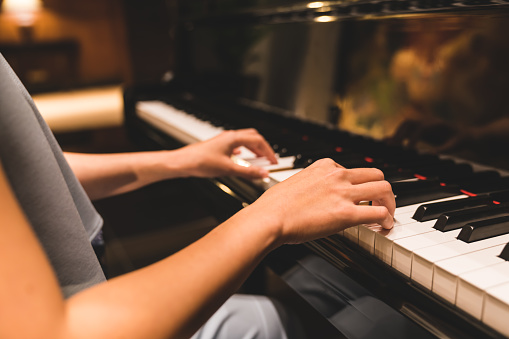 How to play piano basics?