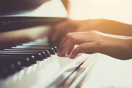 Find the best piano online