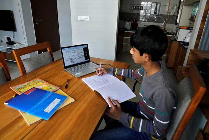 A student learning online