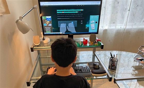 A child in his online session