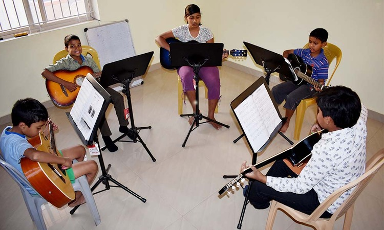 Find the best singing tutor near you