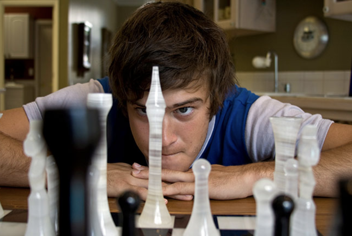 Play chess with the experts online