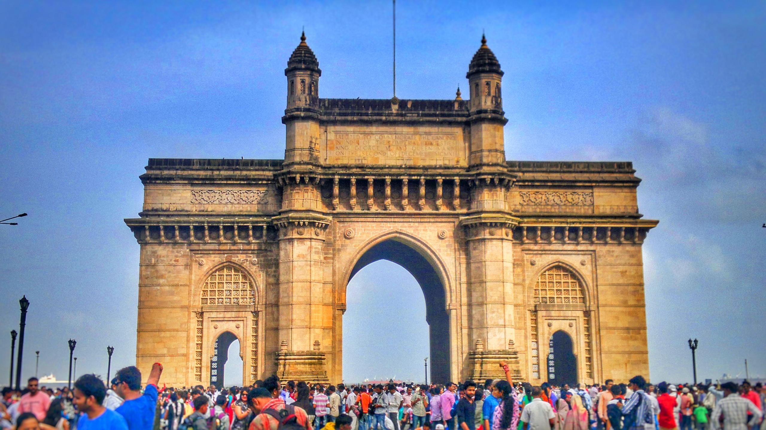 crowd at Gateway of India